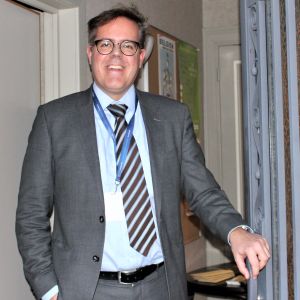 Johan Häggman är verksam vid FUEN:s kontor i Bryssel. Johan Häggman fotograferad vid FUEN:s kontor i Bryssel