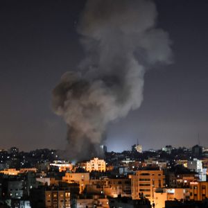 Rök stiger över byggnader i Gaza efter bombningar tidigt under lördagsmorgonen 15.5.2021.