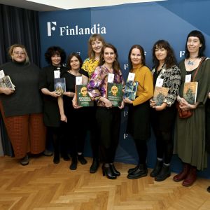 De nominerade till Finlandia Junior-priset 2022: Ellen Strömberg, Katri Kirkkopelto, Reetta Niemelä, Jenny Lucander, Katja Bargum, Marisha Rasi-Koskinen, Sofia Chanfreau, Amanda Chanfreau, Saara Kekäläinen och Reetta Niemensivu.