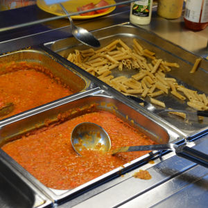 Kouluruokalinjastolla on tarjolla kastiketta ja pastaa.