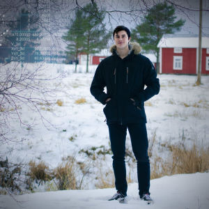 Benjamin Nedergård framför en snöig åker. Abstrakta siffror ligger ovanpå bilden.