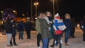 Finlands flagga var en vanlig syn på Salutorget natten till onsdagen. Finlands flagga, junior hockey vm,