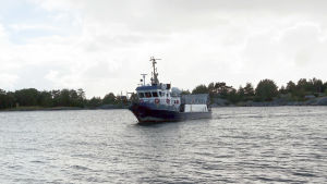 Förbindelsebåten m/s Nordep går till Brännskär. Förbindelsebåten Nordep på väg in till Brännskär i södra Nagu