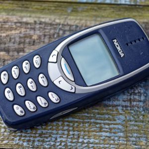 En Nokia 3310-mobiltelefon. Modellen lanserades år 2000.