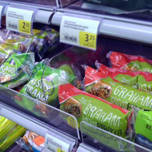 Vegetariska piroger på butikshylla.