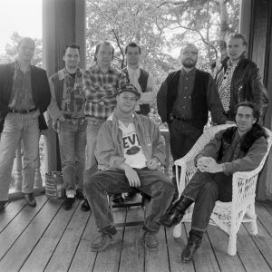 Q ja tähdet -orkesteri: Kim Lönnholm, Janne Haavisto, Olli Haavisto, Pekka Lehti, Esa Kaartamo ja Harri Ala-Kojola. Istumassa J-P Virtanen ja juontaja Mikko Kuustonen.