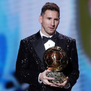 Lionel Messi tar emot sitt pris.