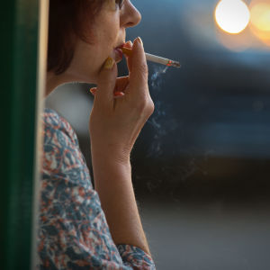 Anonyymi nainen imee tupakkaa.