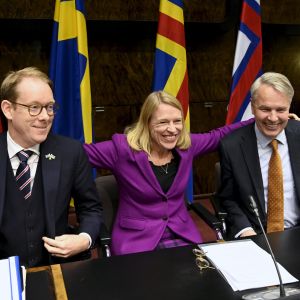 Sveriges, Norges och Finlands utrikesministrar på pressträff med glada miner och händerna på varandras axlar