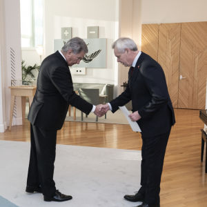 Avgång. Antti Rinne överlämnar sin regerings avskedsansökan till president Sauli Niinistö den 3 december 2019. Pääministeri Antti Rinteen ero / Tasavallan Presidentti Sauli Niinistö / Mäntyniemi 03.12.2019
