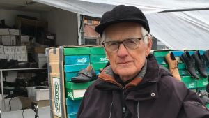 David Isaksson har jobbat som torgförsäljare i nästan 50 år. David Isaksson säljer skor på Salutorget i Vasa