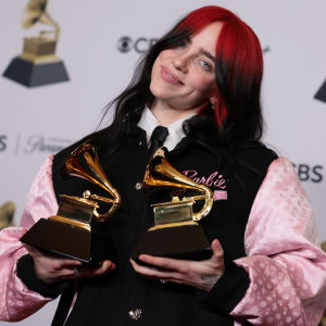 Artisten Billie Eilish med sina priser på Grammy Awards