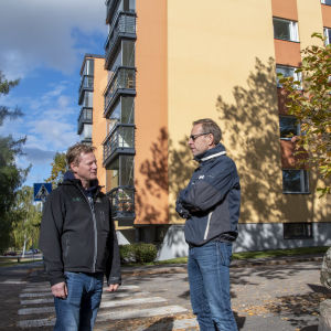 Peter Salminen och Per-Henrik Winquist står på Parkgatan 5 i Lovisa.
