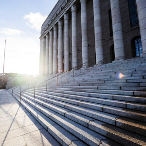 Eduskuntatalo aurinkoisena päivänä 24. marraskuuta 2021 Helsingissä.