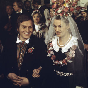 Rose-Marie Rosenback (Maija) ja Leif Sundberg (Janne). Häävieraita taustalla.