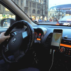 Uberförare kör i centrala Helsingfors.