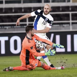 Ibrahim Sehic räddar Teemu Pukkis försök. Ibrahim Sehic räddar Teemu Pukkis försök.