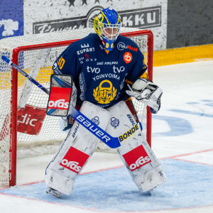 Lassi Lehtinen är FM-ligans bästa målvakt. Räcker det till en VM-biljett? Lassi Lehtinen vaktar Lukkos mål.