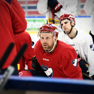 Spelare i ishockeyrink.