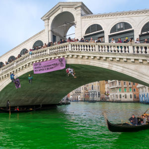 En kanal i Venedig där vattnet är grönt.