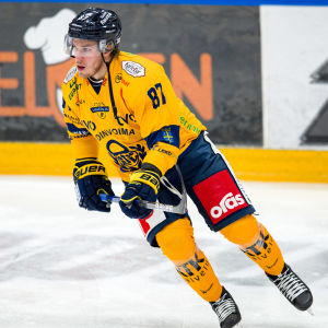 Aleksi Saarela kommer från en riktig hockeyfamilj. Pappa Pasi blev två gånger målkung i FM-ligan och lillebrodern Antti spelar i Ilves. Aleksi Saarela i moderklubben Lukkos tröja.