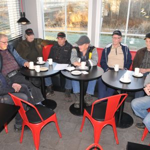 Barndomsvännerna i Rössle ungdomsförening träffas varje måndag på Pappadagis. 8 män sitter på café