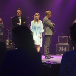 Leikkimielistä sanailua Karrin, Laurin, Kristan, Otson ja Tomin kesken.