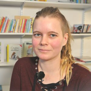 Lina Ulfsdotter är i dag jättenöjd med valet att byta bransch. ung kvinna med rastafrisyr