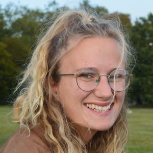 Karis Pearson tycker om paret men vill inte att de behåller sina titlar. Kvinna med ljust, lockigt hår och glasögon ler stort in i kameran.
