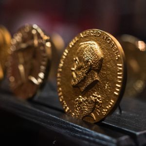 Nobel palkinnon mitaleja lähikuvassa.