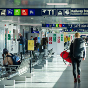 Coronapasset ska bestå av en QR-kod som ger information om resenärens hälsotillstånd. Helsingfors-Vanda flygplats i mars 2021.