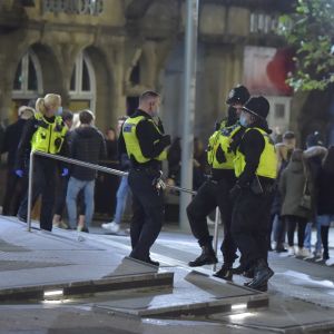 Polisen i Newcastle var ute och höll koll på pubbesökare som begav sig hemåt efter stängningen klockan 22 i går kväll. Poliser i Newcastle är ute och övervakar att pubbesökarna beger sig hemåt klockan 22 den 4 november.