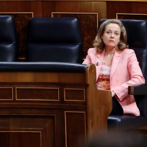 Nadia Calvino istuu yksin Espanjan parlamentin penkissä.