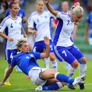 Mittfältsskolade Annika Kukkonen (t.h.) har spelat vänsterback i de senaste landskamperna Annika Kukkonen och Melania Gabbiadini, Finland-Italien, EM 2013.