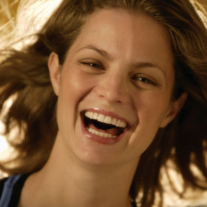Kvinna som skrattar.