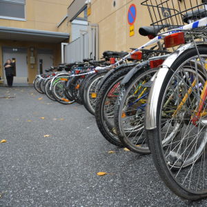 Upphittade cyklar på polisens bakgård i Vasa. I bakgrunden byråsekreterare Ann-Louise Olén.