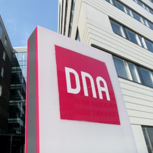 En bild på DNA:s huvudkontor med DNA skylten. 