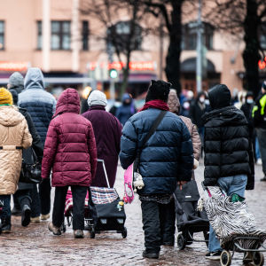 Jouluruokaa jaettiin vähävaraisille Helsingin Rautatientorilla.