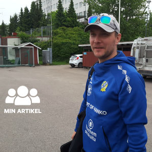 Fotbollstränaren Mats Nyström står på en parkeringsplats. I bakgrunden syns två bilar och ett hus i flera våningar.