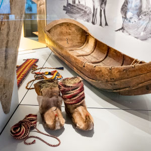 Skor och en släde tillverkad enligt skoltsamisk tradition.