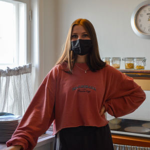 Alina Henriksson har på sig ett ansiktskydd och poserar för kameran