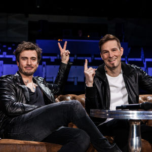 Darude ja Sebastian Rejman istuu sohvalla.