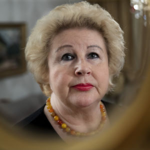 Kaija Pesonen katsoo kameraan.