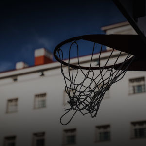 Koripallokori Riihimäen vankilan pihalla.