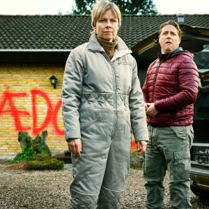Barägarna Bibi & Tom (Lene Maria Christensen & Jesper Riefenstahl) plågas på var sitt håll av Mike. Bibi & Tom / Lene Maria Christensen & Jesper Riefenstahl