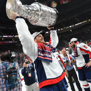 John Carlson vann Stanley Cupen med Washington Capitals våren 2018. NHL-backen John Carlson höjer Stanley Cup-pokalen.