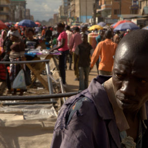 Många vill att korruption motarbetas men få afrikaner vågar sällan rapportera misstanke om korruption. Kommersen fortsätter i Eastleigh trots polisrazziorna