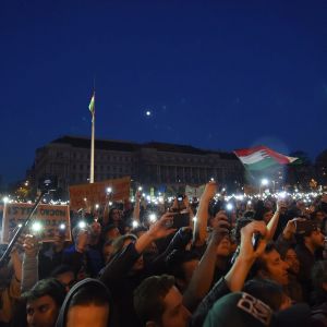 Tiotusentals ungrare protesterade i Budapest mot lagförslag som hotar CEU.