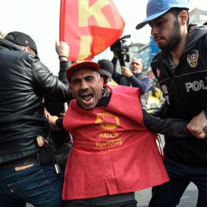 Turkisk kravallpolis drabbade samman med första maj-demonstranter i Istanbul 1.5.2017