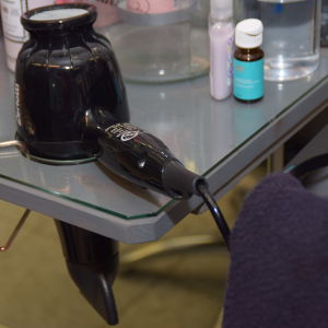 En svart hårtork på en frisörsalong.